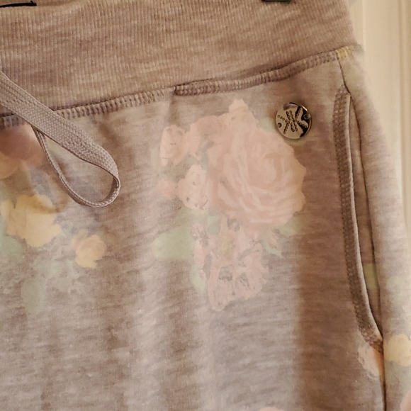 Kim Kardashian Collection Capris - Picture 2 of 9